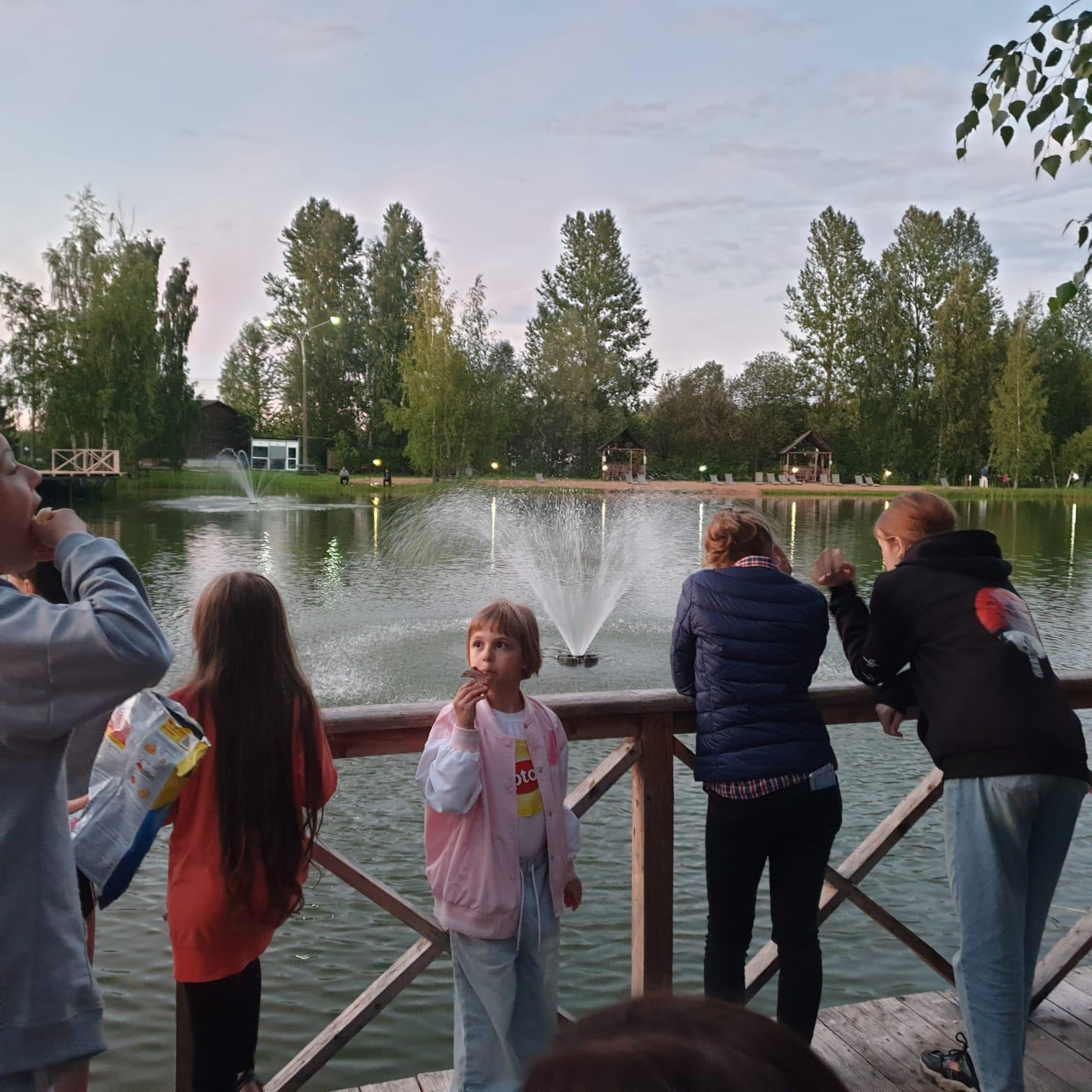 Вечерние настольные игры в беседке. Фото 4