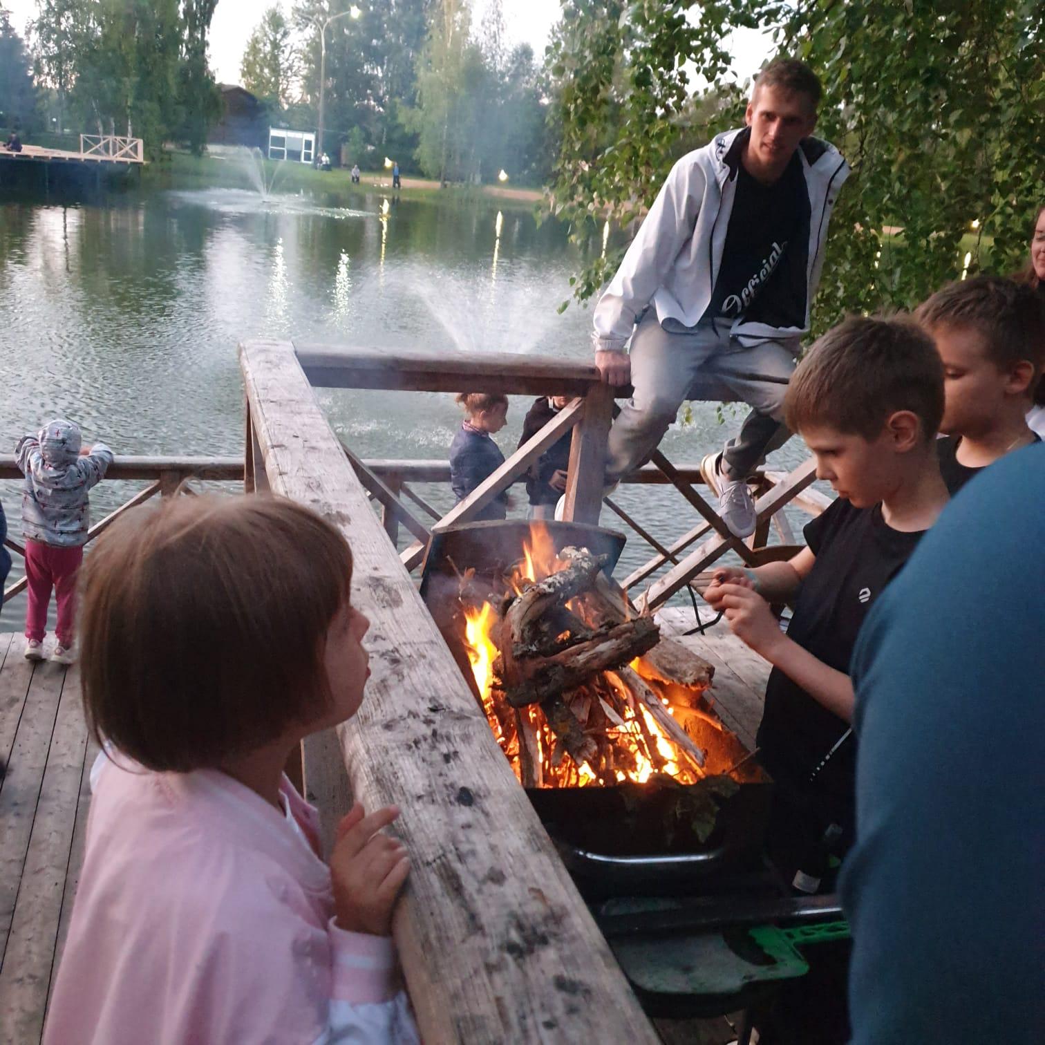 Вечерние настольные игры в беседке. Фото 11